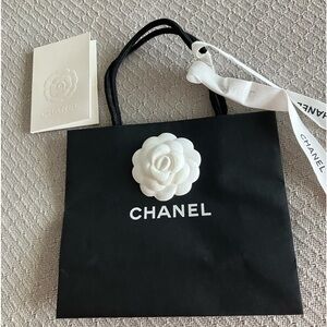 CHANEL never used black bag with Camilla flower and receipt holder❤️❤️🌺🎁